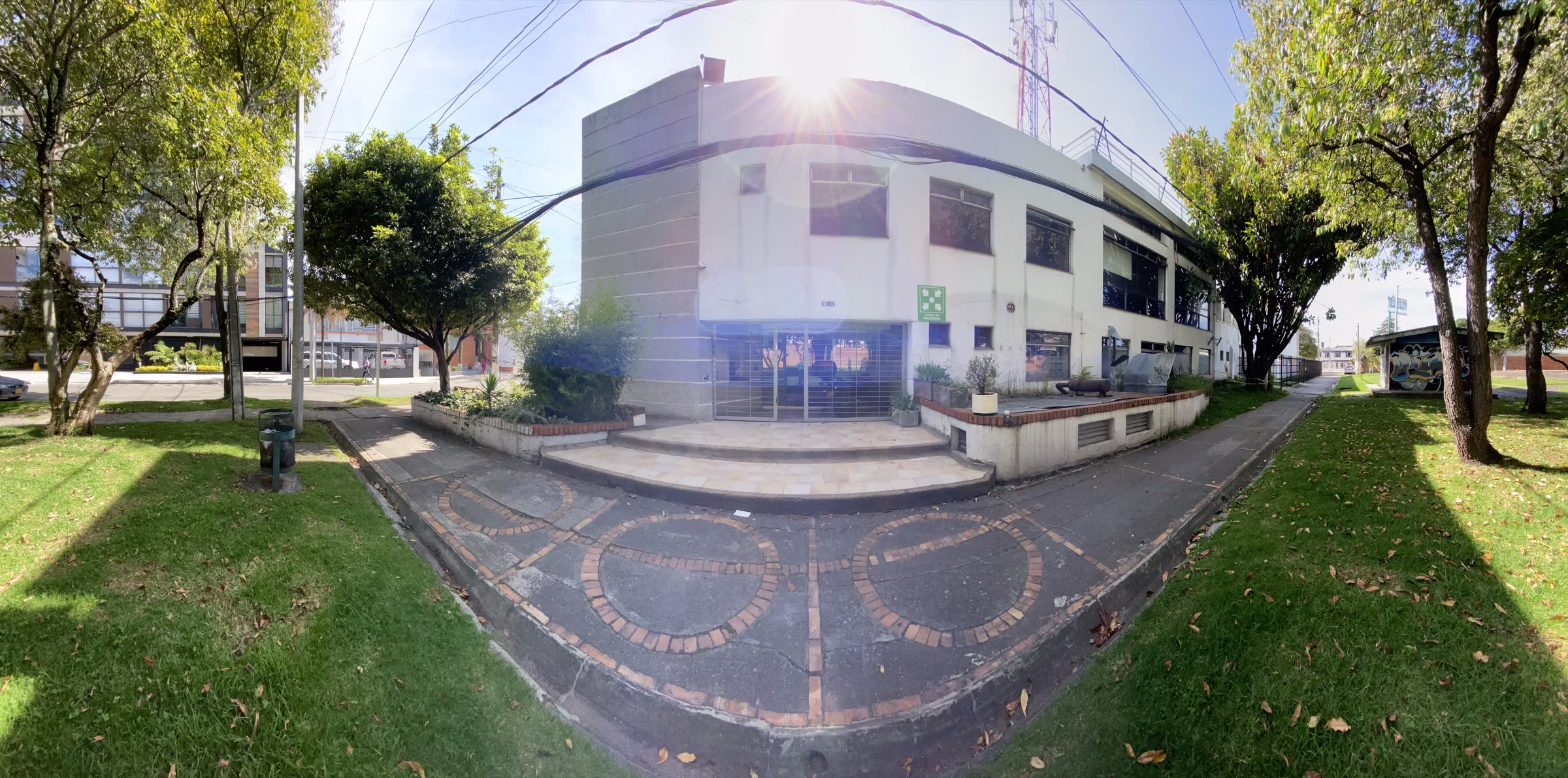 Exterior de la sede de REYMORENO en Bogotá